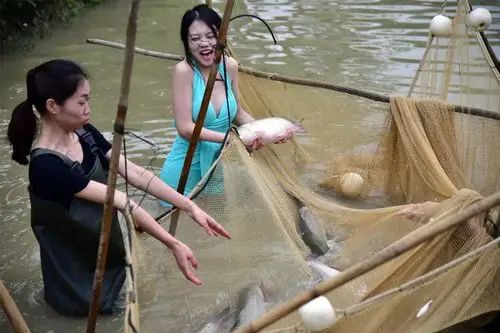 女大学生学捕鱼技