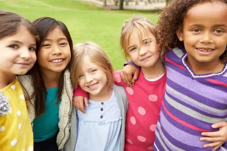 一群女孩一起在公园里闲逛