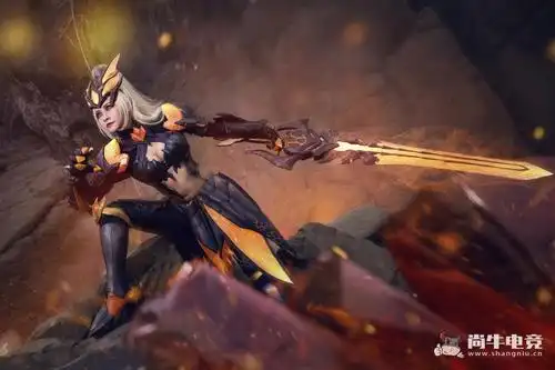 美女玩家cos:王者荣耀花木兰水晶猎龙 coser:猫小朵