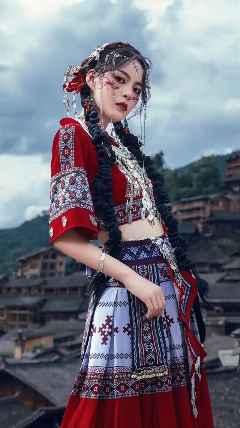 "总要去一次千户苗寨吧,去拍一次苗服写真,做一回苗疆女子"# - 抖音