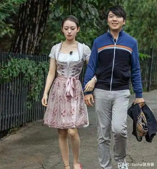 吉娜穿旗袍秒变水蛇腰,测量三围黄金比例,这身材女生看了都羡慕