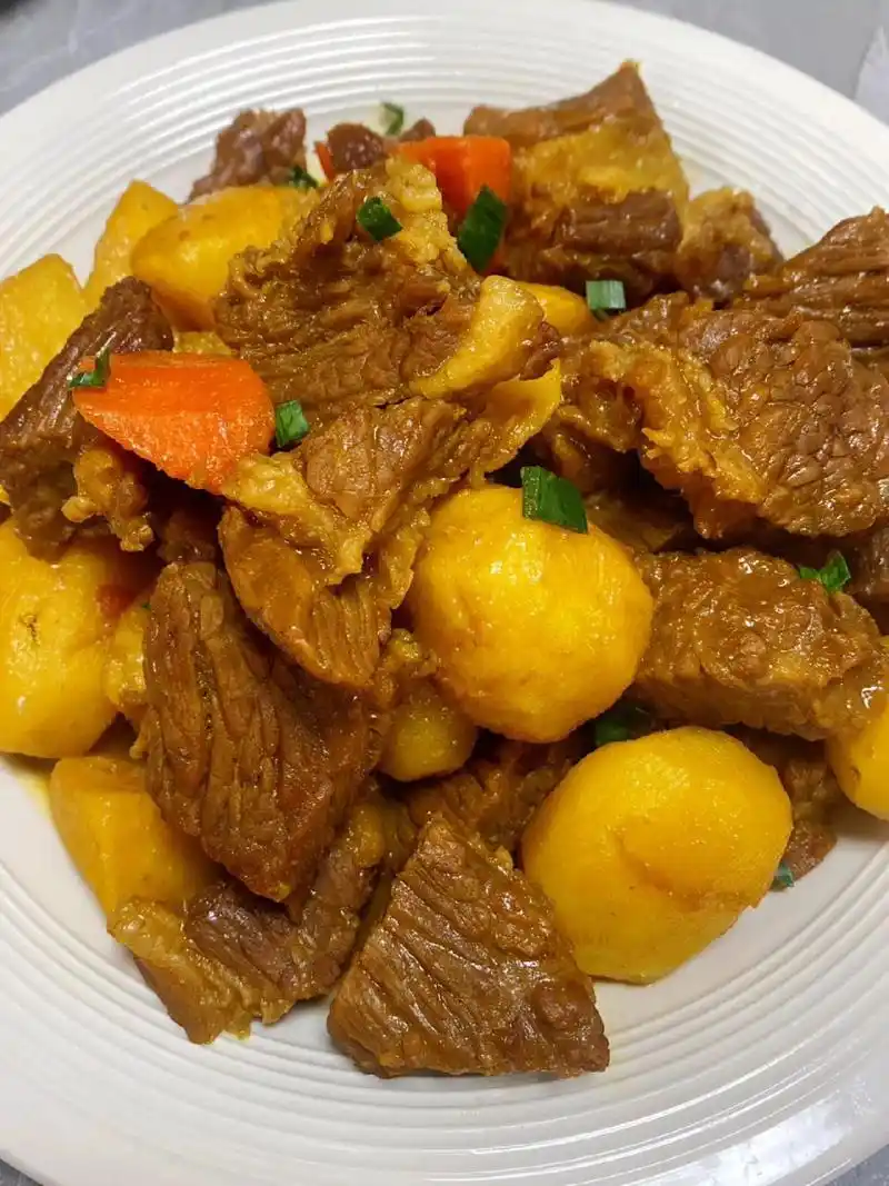 巨简单的土豆炖牛肉,牛肉软烂入味有手就会  分享一个超级简单的牛肉