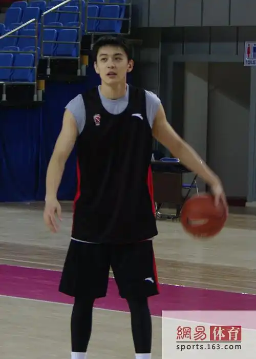 p>杨鸣,1985年7月31日出生在辽宁省大连市,前中国职业篮球运动员,司