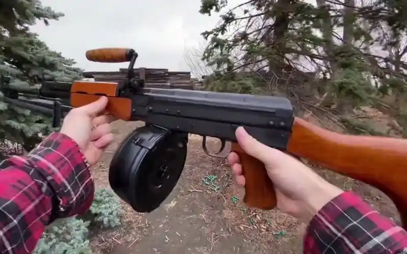 81式班用机枪中国自行设计的精度好可靠性高老外爱不释手