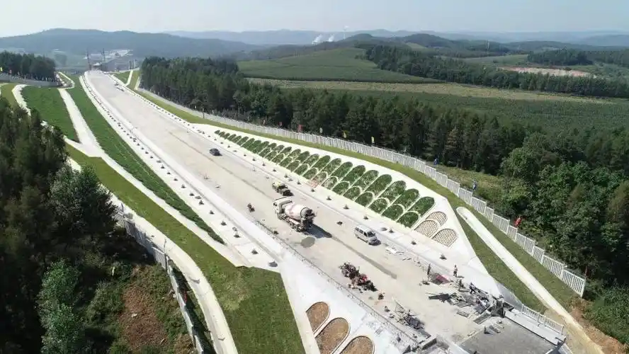 路基工程是高速铁路轨道的基础,是将各个特大桥和隧道衔接起来的工程