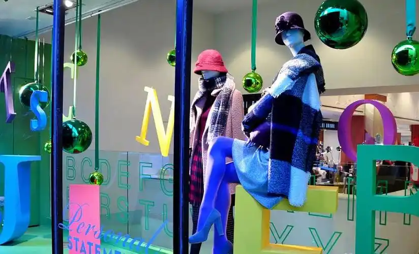 现代工装店铺个性时尚的创意橱窗设计装修效果图#565114477