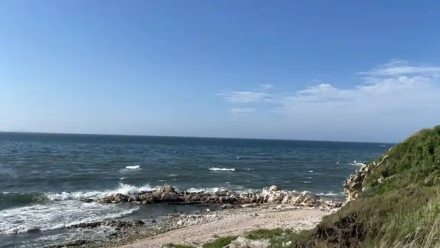 蓝天白云下的海滩美景 烟台养马岛我好爱