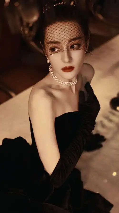 迪丽热巴赫本风造型直接封神