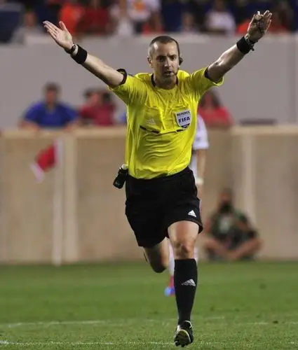 像上图中主裁判的这一"双臂前伸"手势不知"拯救"了多少可能被"战术