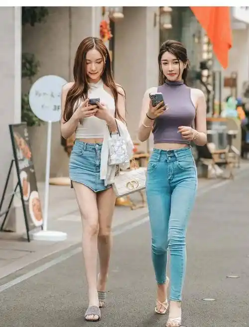 看街拍 学穿搭:8组闺蜜穿搭示范 身材好颜值高_活力_开心_女孩