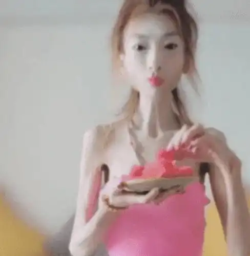 许多人女孩子对减肥有种误区,他们为了减肥吃各种减肥药,有的甚至饮食