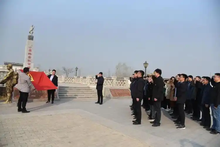 在小渠惨案遗址纪念广场上, 大家一边认真观看历史遗迹,一边仔细聆听