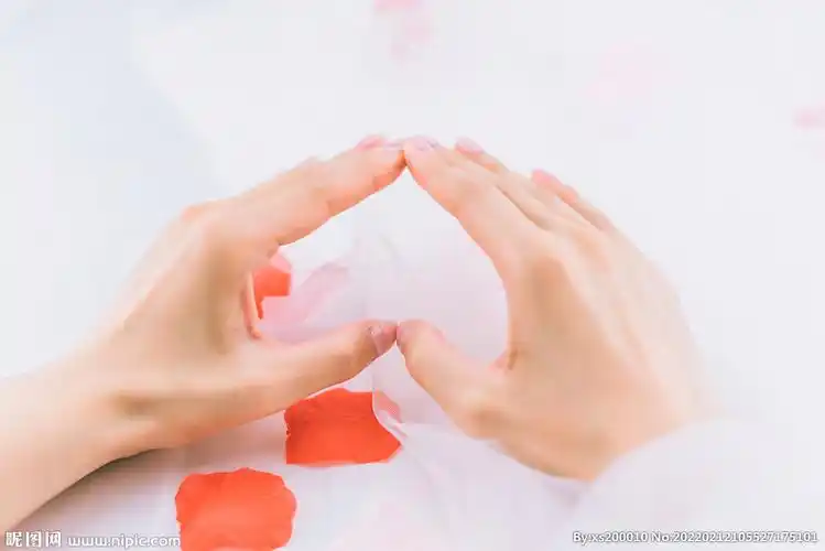 女性双手比心手势背景