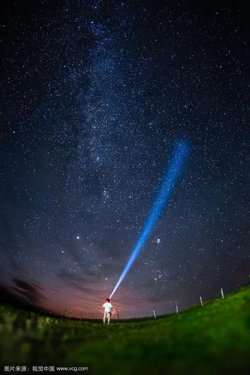 星空下独自仰望的人