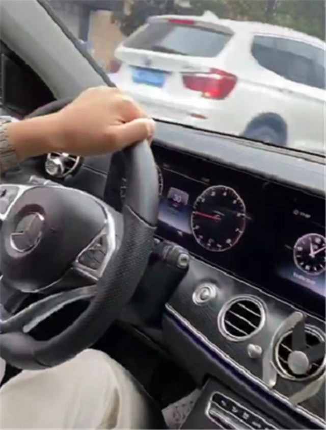 奔驰e级做工如何51万奔驰e级副驾的升降窗键一抠就掉