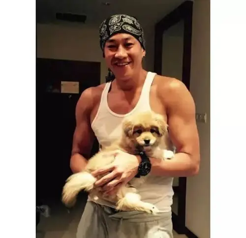 何润东肌肉照曝光 健壮身材彰显男人魅力 何润东雕王尺寸惊人 亚洲