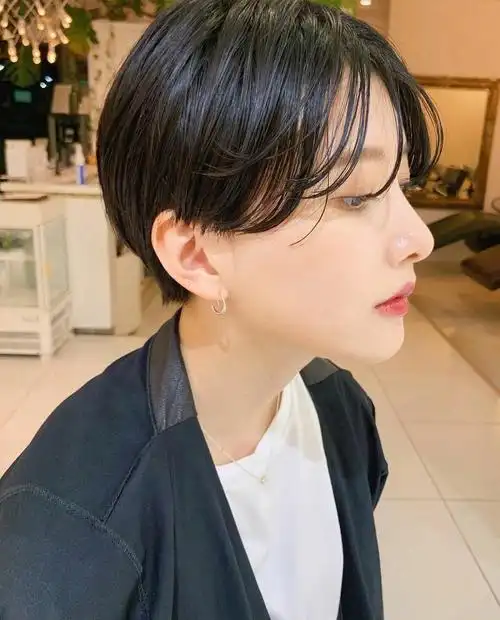 超时尚的短发简单好打理配上色彩更到位