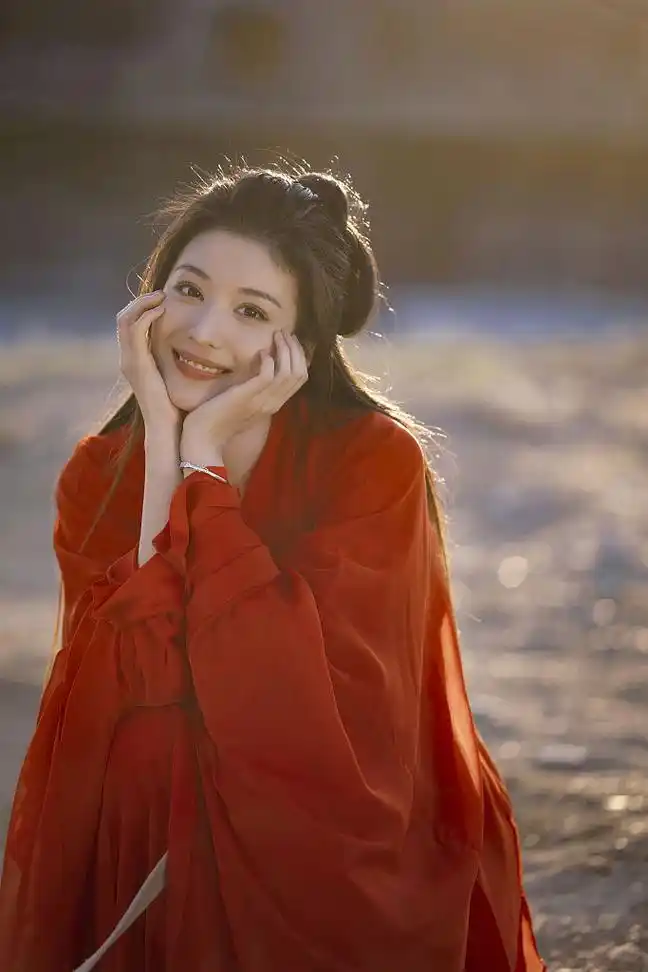 王楚然大漠红衣造型超吸睛.王楚然美人提灯.王楚然古风写真绝美.