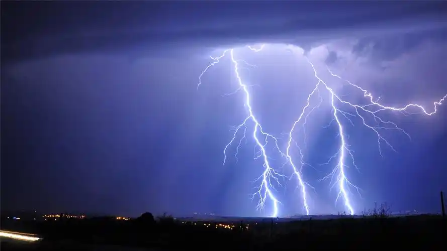 天空雷电唯美大自然图片