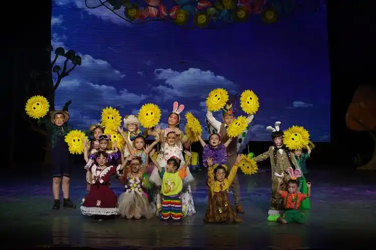 大型原创儿童剧这个世界谁最忙少儿版首演湖南童话节活动周启幕