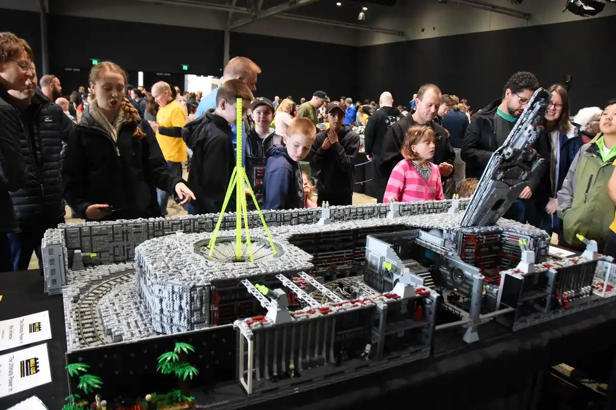 9月14日,人们在新西兰惠灵顿乐高积木展上欣赏乐高积木作品.