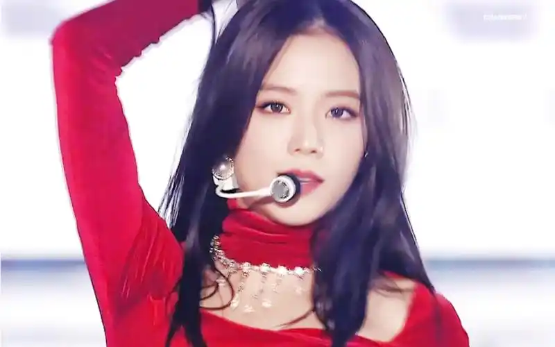 【金智秀】上多个国家热搜的红衣 球球美哭我