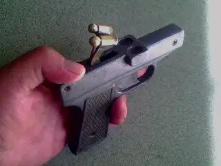 学生帮老师装填发令枪炸伤手 学校被判赔3万(图)