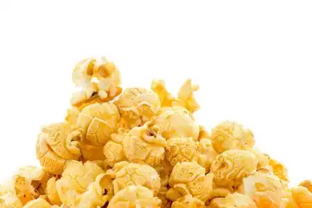 在白色背景上的爆米花图片-在白色背景上的爆米花素材-在白色背景上的