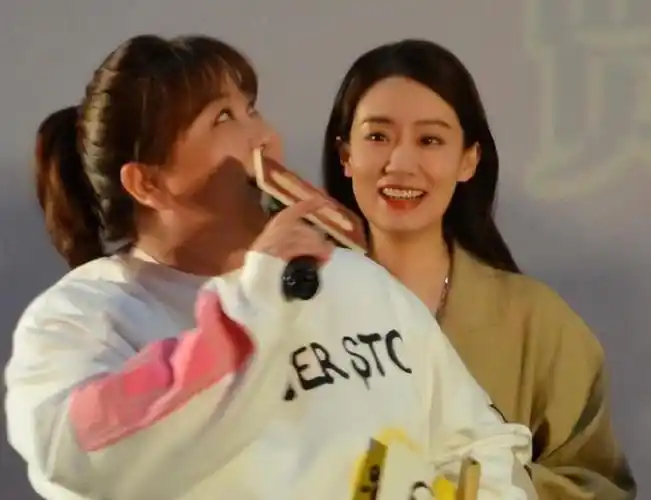 41岁贾玲和38岁张小斐同框骨相老去和皮相老去的差距一目了然