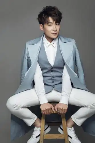 陈雅森酷狗直播开唱《解忧杂货店》,六哲空降捧场