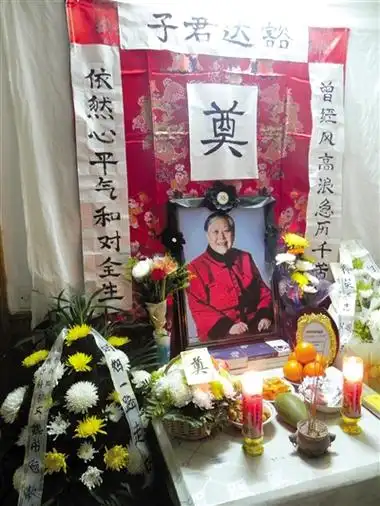 许燕吉家中,家人搭起灵堂表达哀思.