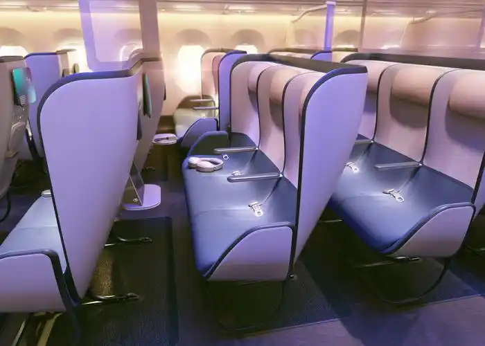 pureskyes概念设计了冠状病毒后飞机客舱内部帮助人们保持社交距离