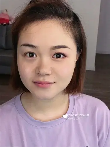 ②自然平直眉,顺着自身眉型做了延伸效果