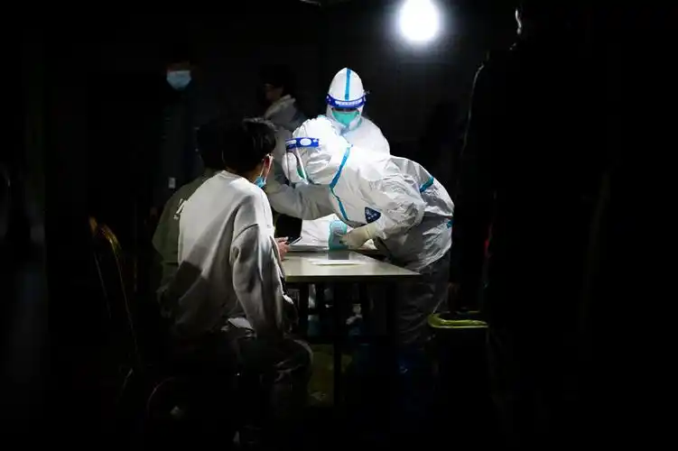 医护人员日夜坚守抗疫一线.郫都区委宣传部供图