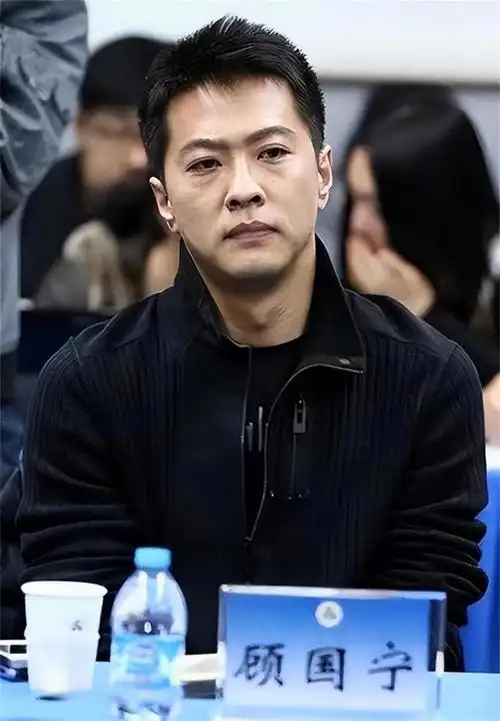 央视著名主播顾国宁:父亲病逝后他又离婚,45岁的他人生跌宕