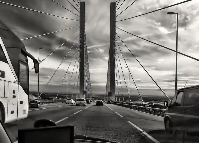 黑白相间的桥 - colorhub.me - 高清无版权图片,个人和商业用途免费