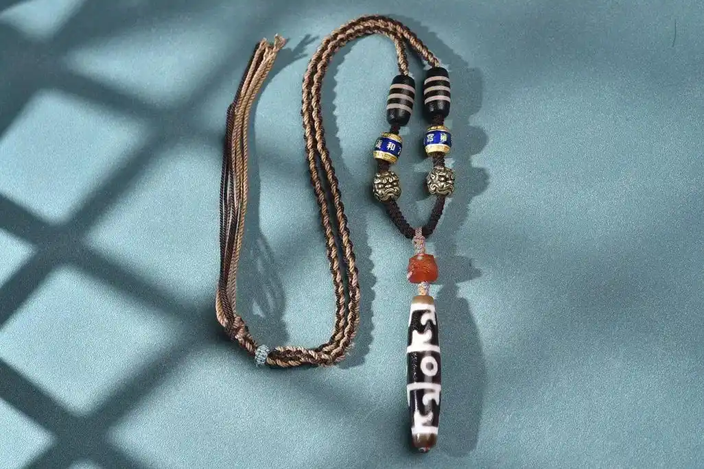 【莲师法器天珠】又称莲花三眼天珠;质地油润,品相上乘,珠体完 - 抖音