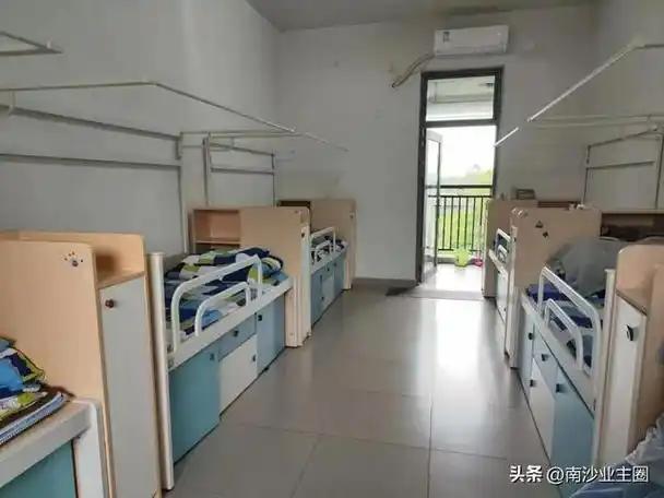 网易首页>网易号>正文申请入驻>关于宿舍:单床,单柜,两间卫浴,只此一