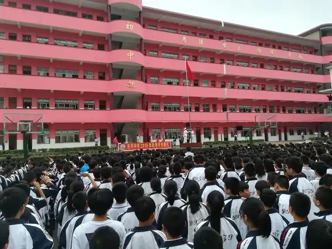 隆回县东兴中学举行开学典礼