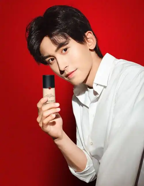 今天张哲瀚的微博活跃的像个广告博主~ 【娃哈哈】 营养趁年华,逍遥行