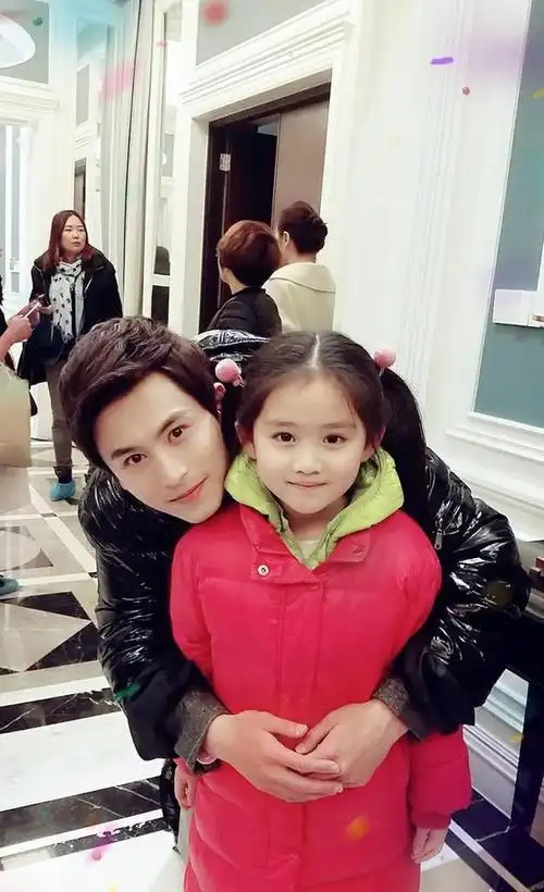 王亭文目前正在《一见不倾心》剧组里进行紧密地拍摄,除此之外也会