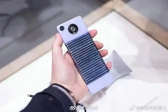 三星展示手镯式弯曲概念手机