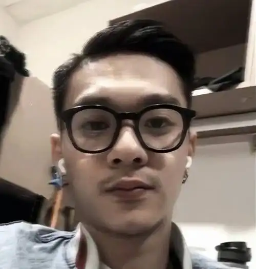 但是也有不少网友都在感叹:邱煌祎已经从男孩变成了男人,看上去男人味