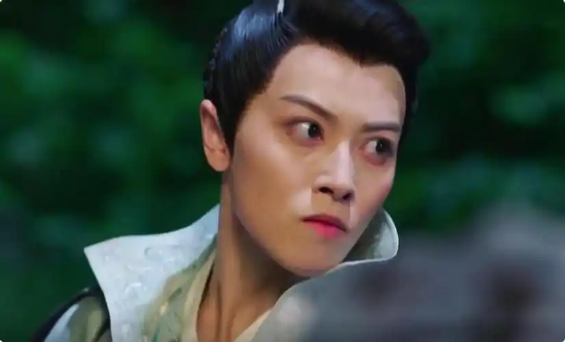 不论是邢恩本身的五官条件,还是妆发老师的努力,都让邢恩在剧中真正成