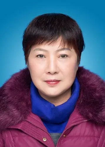 证件照 3.单人照 4.老人合照 5.志愿者(穿队服)与老人合影 6.自由发挥