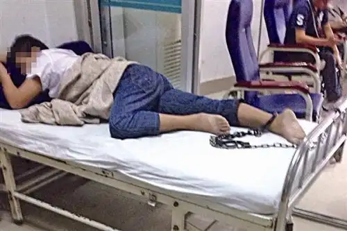 医院输液室现"戴脚镣男" 病友吐槽"瘆得慌"