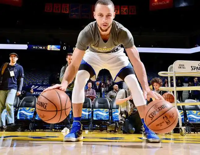 库里运球这么秀全靠这个!10分钟热身训练,场均晃倒5个人