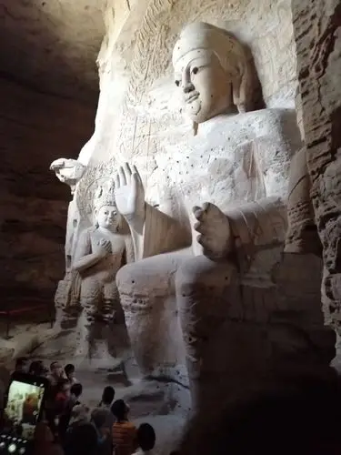 第三窟,是云冈石窟最大的窟,分前后室.