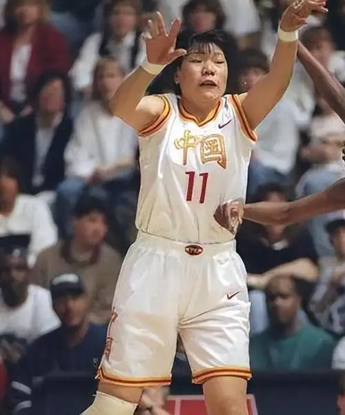 女篮名将郑海霞坐拥大校军衔,嫁给1米9街道临时工,现状如何