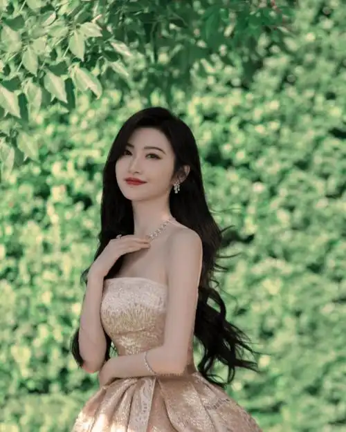 景甜长发及腰太美了,一身香槟色礼服亮相,浓眉大眼气质出尘